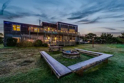 Image de 4-Acre Beach Farmhouse, hot tub, firepit, game room, 3 min walk to beach, slp 12