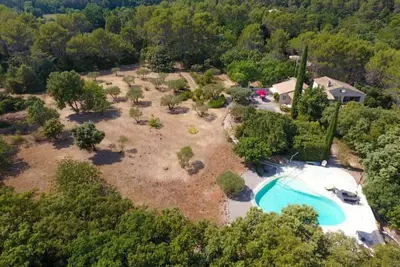 Image de Bastidon, gîte au calme, entre oliviers et piscine
