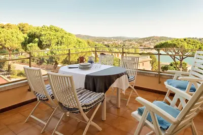 Terrasse avec vue sur la mer. Jardin et piscine du complexe résidentiel.