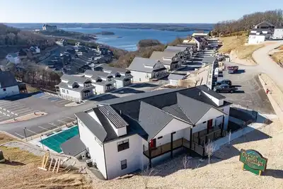 Image de Indoor and Outdoor Pools! Lake View! Sleeps 38!