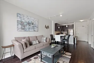 Image de \"Joy of Evanston\" 1bdr, King Exec Suite, pool+Gym