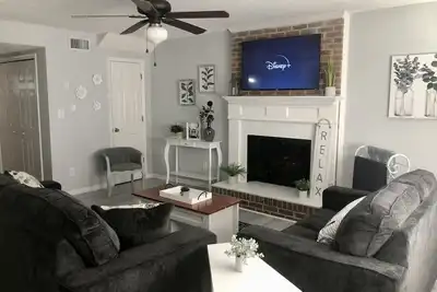 Image de Stylish and Spacious Townhouse overlooking Andrews Lake