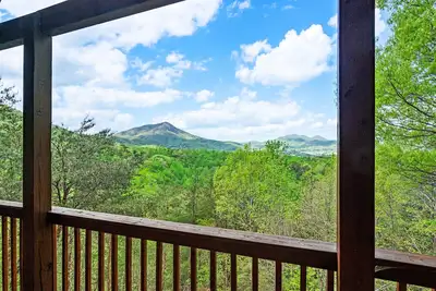 Image de Private cabin with a great mountain view, fall retreat, hot tub, pool table