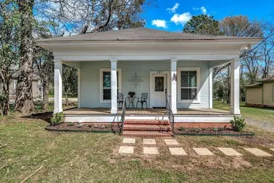 Image de Charming home centrally located minutes from Sfa and Downtown Brick Streets!