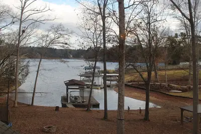 Image de Beautiful quiet home in cove with dock