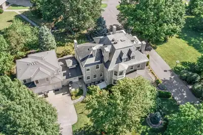 Image de Historic 9 Br/10 bath with putting green/ splash pad