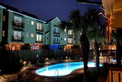 Image de Waterfront family community. Swimming pool & hot tub