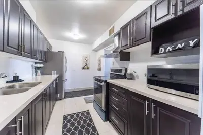 Image de Cozy Delux 2br + 2bth in Toronto. Just 9mins from Yyz Airport.