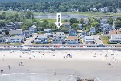 Image de Beachfront Vacation Home w/ Huge Deck & Sunroom, Steps from Nh's Top Surf Spot