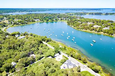 Image de Modern Luxury in Chatham with Water Views: 875-C