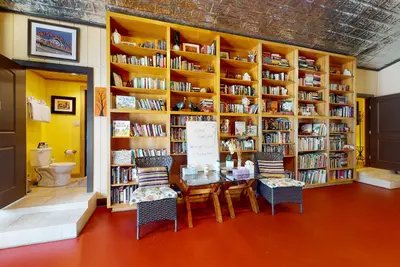 Image de Spacious Writing Barn on Eight Acres with Central Ac, WiFi,