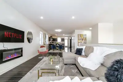 Image de ★3b Executive Home★All King Beds✔Fireplace✔Garage