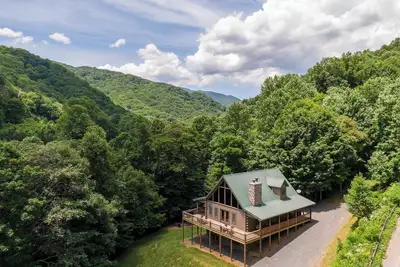 Image de Roaring Creek Lodge - Newland log cabin, hot tub, pool table, fire pit
