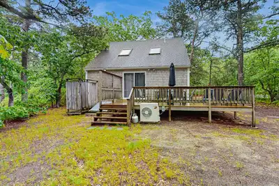 Image de Wooded Retreat with Private Deck, Full Kitchen, Washer/Dryer, & Fast WiFi