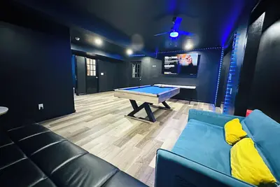 Image de ☀️Sleeps 12🏠 With Private Inground Swimming Pool/ Pool Table/ Amenities