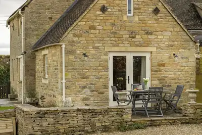 Image de Located in the charming Cotswolds village of Foscot, Shepherds Cottage is a beautiful 17th century,