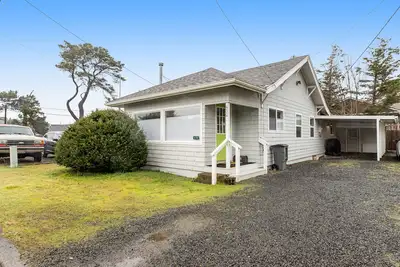 Cozy Seaside Bungalow with Firepit, Yard, Fast WiFi & W/D - Walk to the Beach