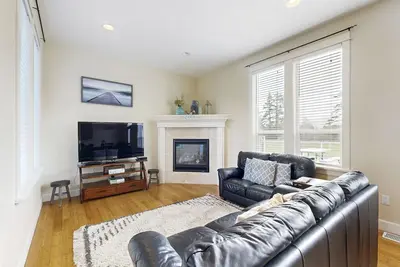 Dog-friendly and golf course-adjacent home with gas fireplace and deck