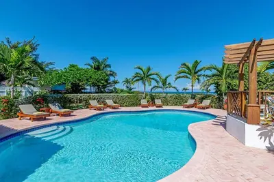 Sunspot Villa, 6 bdr beachfront villa in Runaway Bay, Jamaica
