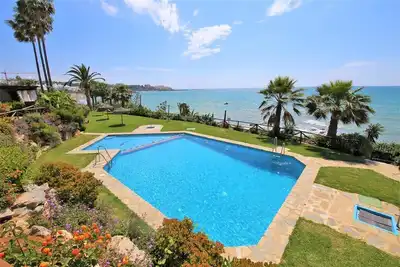 Image de Maison de ville familiale rénovée avec clima, Près de la plage, des piscines et du port