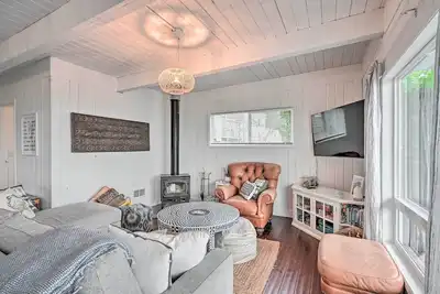 Image de Sun-Soaked Sandy Point Haven w/ Beach Access!