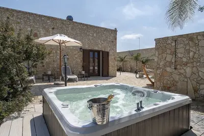 Image de Luxury villa with outdoor Jacuzzi and pool sleeps 10\/12