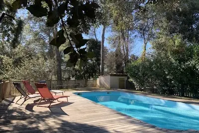 Image de Villa avec grande piscine, terrain arboré, idéal pour les familles.
