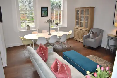 Image de Modern, Spacious Town House Located in Central Chichester and Sleeping 8 - Dogs very welcome!