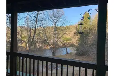 Image de Toccoa Riverfront Cabin 3 Bedrooms 3 Baths Private Hot Tub