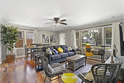 Image de Charming Cottage - Lake access steps away! 2 King beds / 1 Queen Sleeper Sofa
