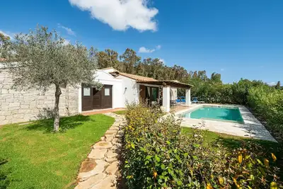 Image de Villa Mariposa – Pool & Garden, 500m walk to Beach