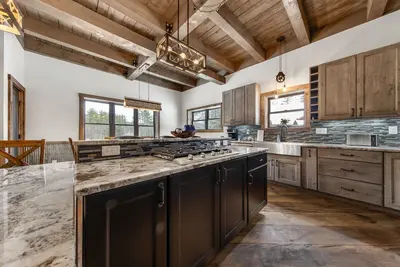 Image de River bank lodge just minutes to Lake George with heated salt water pool