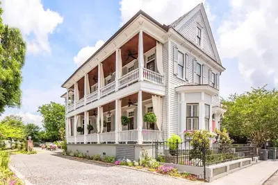 Image de The Inns | 10 Br Downtown Home - Amazing Location!