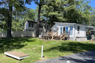 Image de Lakefront Winnisquam Cottage with dock & boat ramp