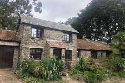 Image de Cosy cottage with hot tub and outdoor space