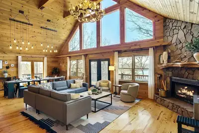 Image de Above the Lake Mountain views HotTub Firepit Pool arcade games