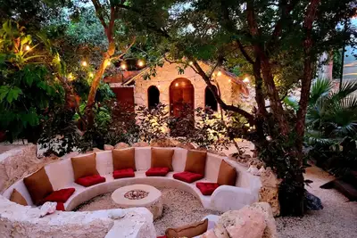 Image de This home features lush garden & private pool.