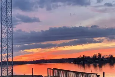 Image de Romantic condo with beautiful sunset views of Smith Mountain Lake