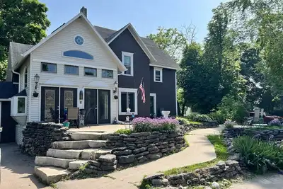Image de Cozy Chic of Cheboygan: Hot Tub, Tanning Bed, Massage Chair, Walk Everywhere!