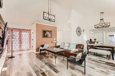 Image de Cozy homebase in a Great Location! Close to Amenities! Awesome deck with games.
