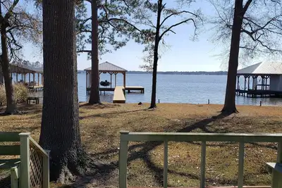 Image de Charming Lakehouse in Peaceful Setting