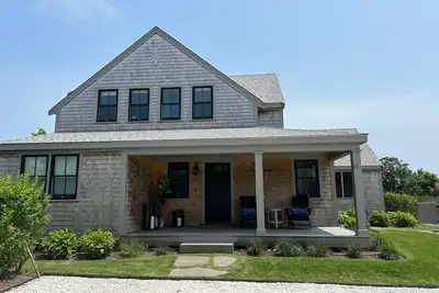 Image de Well-appointed Nantucket home with heated pool close to the beach