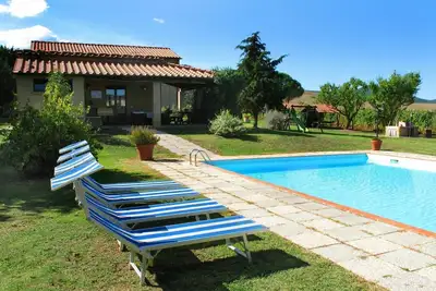 Image de Agréable appartement dans une maison de vacances avec piscine, Wifi, Tv, patio et parking