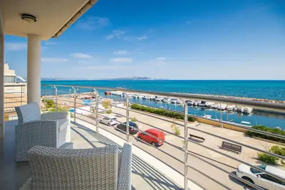 Image de Bohemi - Fabulous seafront house with an indoor pool. Free Wifi.