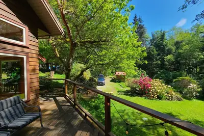 Image de Private and Charming Rainforest Chalet in French Beach with Cedar Barrell Sauna