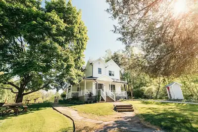 Image de Victorian Farmhouse in the heart of Hocking Hills, 5 minutes from Old Man's Cave