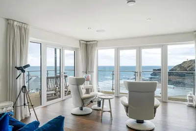 Image de The Lookout is a stylish, contemporary holiday home overlooking the popular Portreath beach on the n