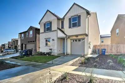 Image de 4 Mi to City Center: Family-Friendly Retreat!