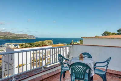 Image de Appartement \"Ático Vistas Llançà\" près de la plage avec vue sur mer et terrasse