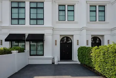 Image de Luxury Town-House incl free car service with chauffeur